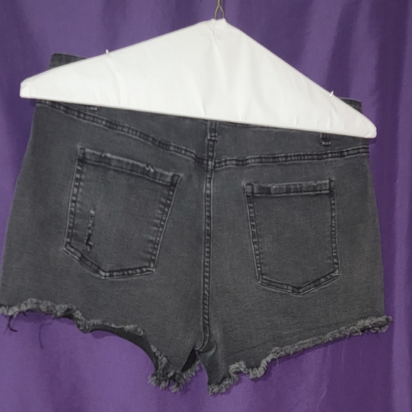 Time & Tru Jean shorts - Picture 2 of 3